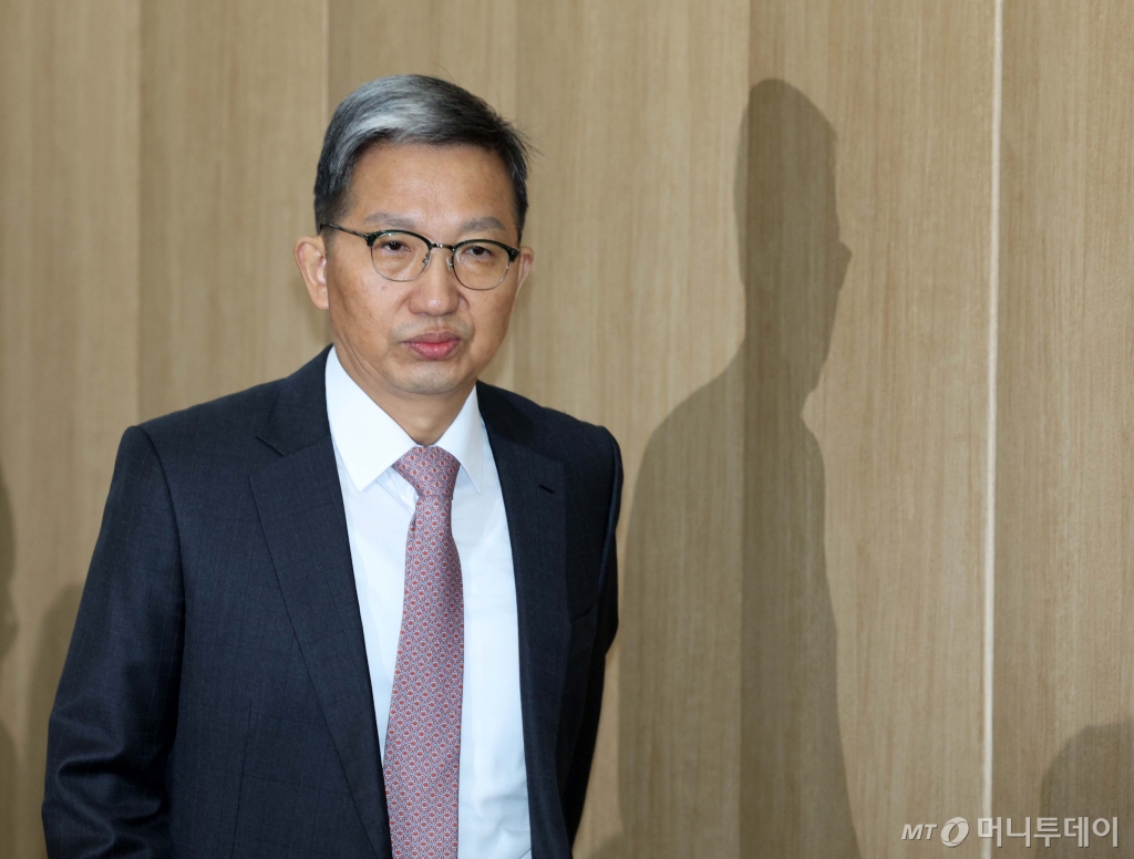 [서울=뉴시스] 고범준 기자 = 우종수 경찰청 국가수사본부장이 9일 오전 서울 서대문구 경찰청에서 윤석열 대통령의 비상계엄 수사 상황과 관련 브리핑 하기 위해 들어서고 있다. 2024.12.09. bjko@newsis.com /사진=고범준