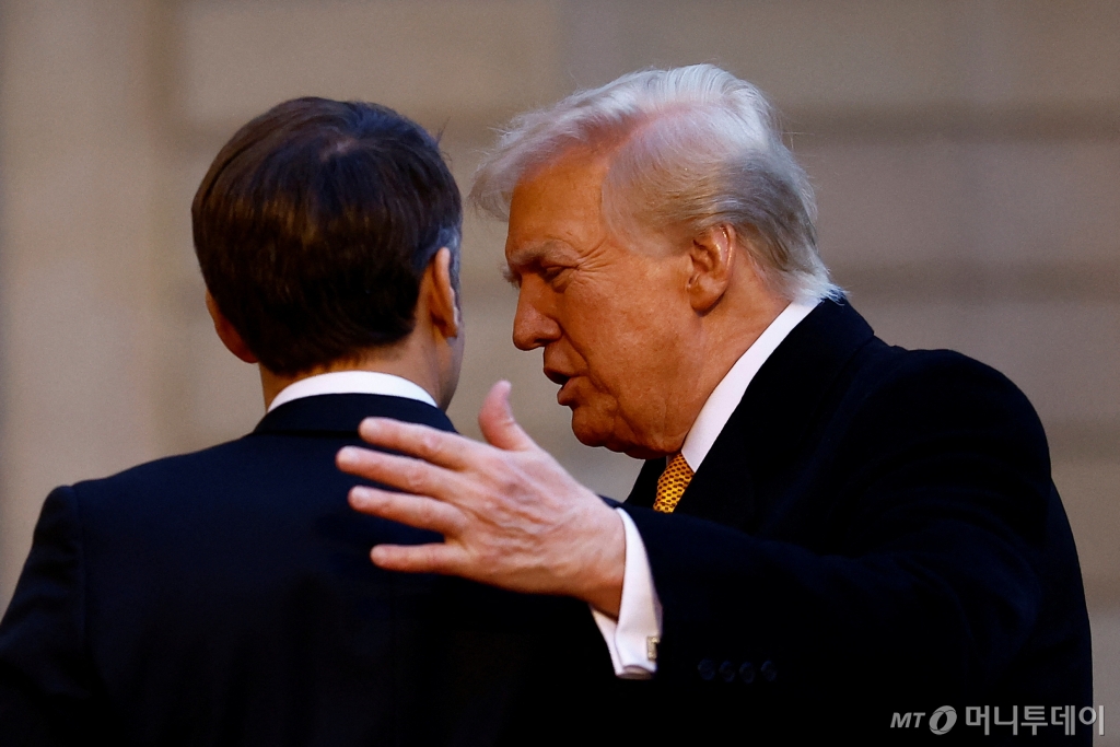 (파리 로이터=뉴스1) 우동명 기자 = 도널드 트럼프 미국 대통령 당선인이 7일(현지시간) 노트르담 대성당 재개관 기념식 참석차 프랑스를 방문해 파리 엘리제 궁에서 에마뉘엘 마크롱 대통령과 만나고 있다. 2024.12.08  ⓒ 로이터=뉴스1  Copyright © 뉴스1. All rights reserved. 무단 전재 및 재배포,  AI학습 이용 금지. /사진=(파리 로이터=뉴스1) 우동명 기자