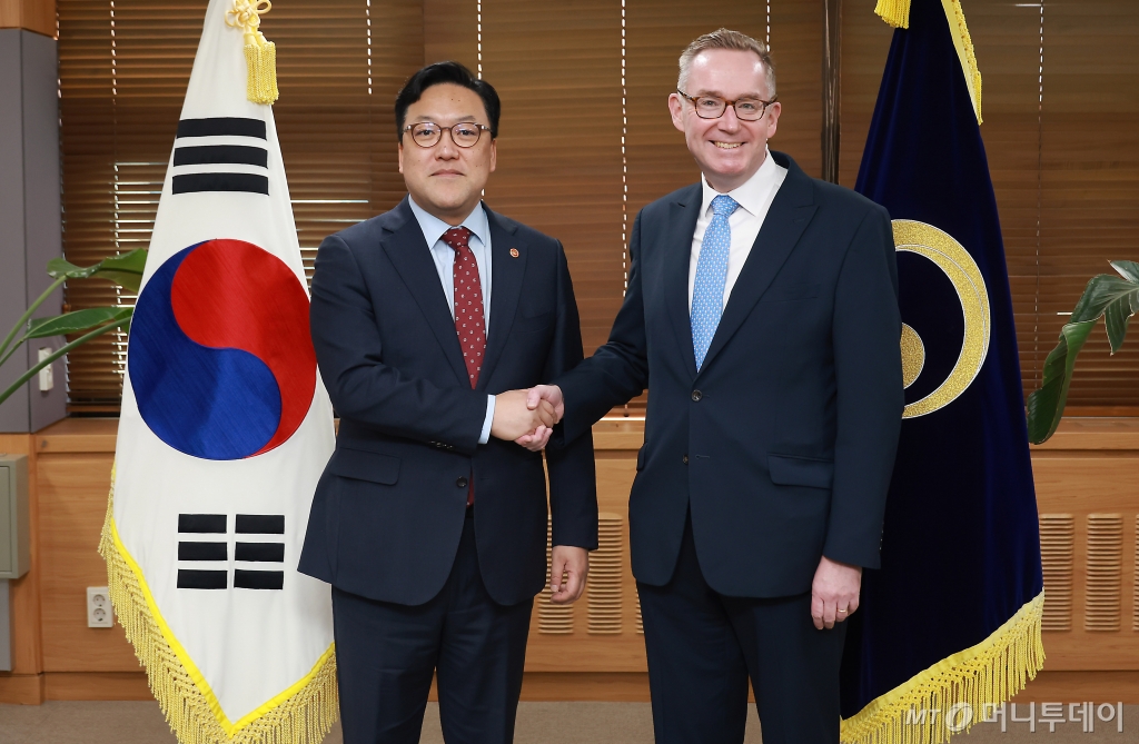 (서울=뉴스1) = 김병환 금융위원장이 11일 오전 서울 종로구 정부서울청사에서 콜린 크룩스 주한 영국대사와 면담 후 기념 촬영을 하고 있다. (금융위원회 제공) 2024.12.11/뉴스1  Copyright © 뉴스1. All rights reserved. 무단 전재 및 재배포,  AI학습 이용 금지. /사진=(서울=뉴스1)