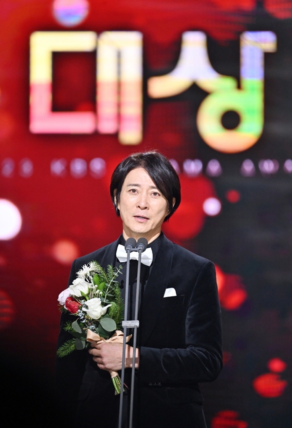 '2023 KBS 연기대상'에서 대상을 수상한 배우 최수종./사진=KBS
