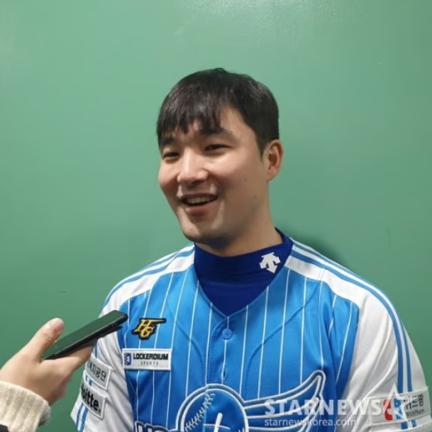 최현일이 지난해 11월 서울 고척스카이돔에서 열린 2023 희망더하기 자선야구대회를 앞두고 취재진과 인터뷰에 응하고 있다. /사진=김동윤 기자