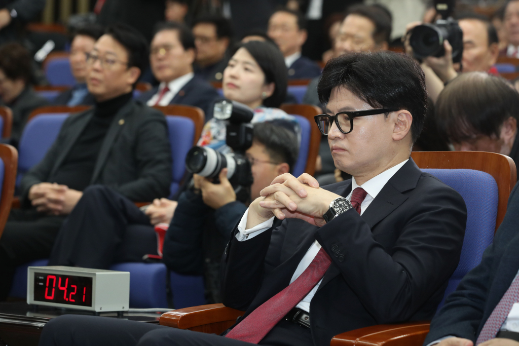 한동훈 국민의힘 대표가 12일 오전 서울 여의도 국회에서 열린 2024 원내대표 선출 선거 의원총회에서 윤석열 대통령 담화 내용에 대한 비판 발언을 마친뒤 자리에 앉아 심각한 표정을 짓고 있다. /사진=뉴스1
