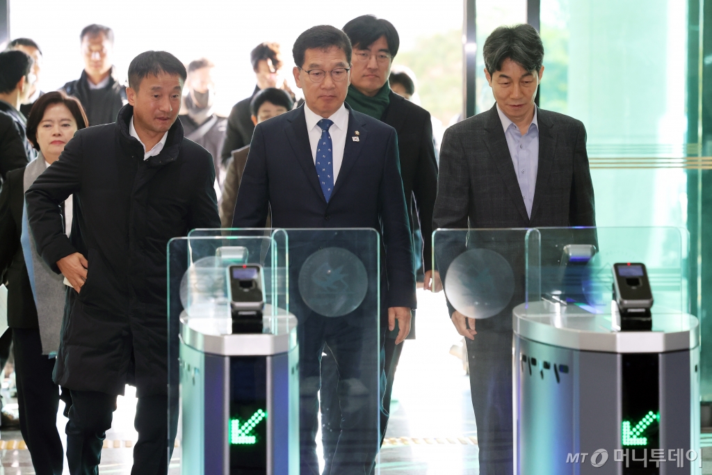(과천=뉴스1) 황기선 기자 = 신정훈 국회 행정안전위원회 위원장 등 야당 행안위 의원들이 12일 오전 경기 과천시 중앙선거관리위원회에서 계엄군의 선관위 침탈 관련 현장 조사를 위해 이동하고 있다. 2024.12.12/뉴스1  Copyright © 뉴스1. All rights reserved. 무단 전재 및 재배포,  AI학습 이용 금지. /사진=(과천=뉴스1) 황기선 기자