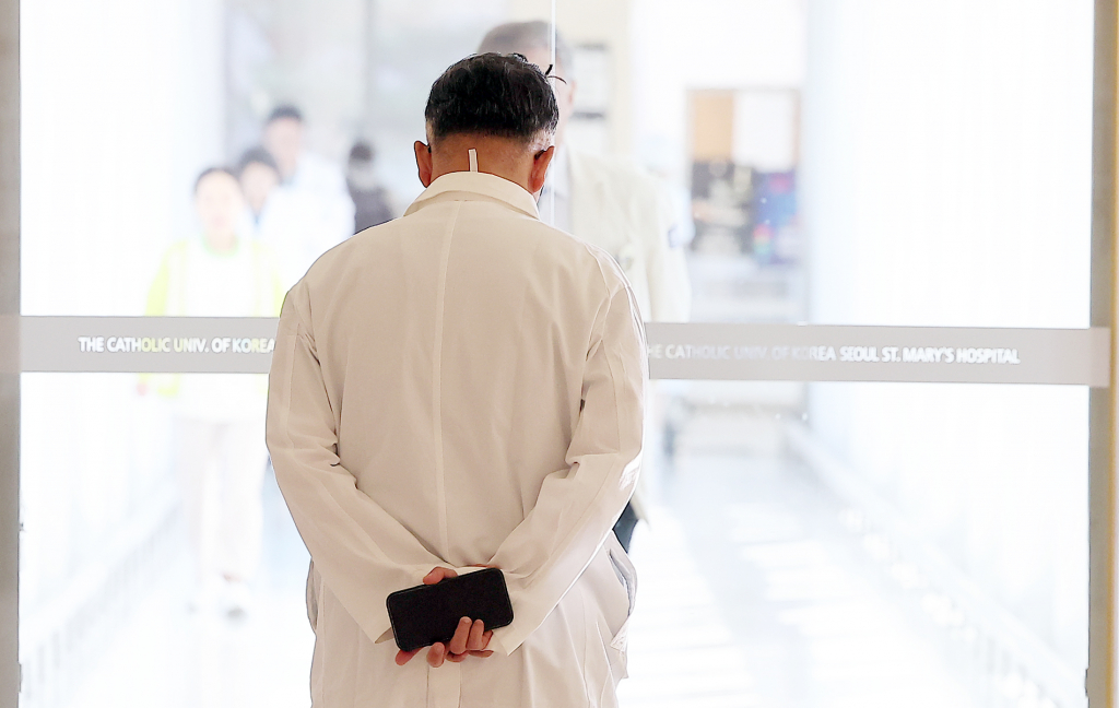 지난 4일 오후 서울의 한 대학병원에서 의료진이 발걸음을 옮기고 있다. /사진= 뉴스1