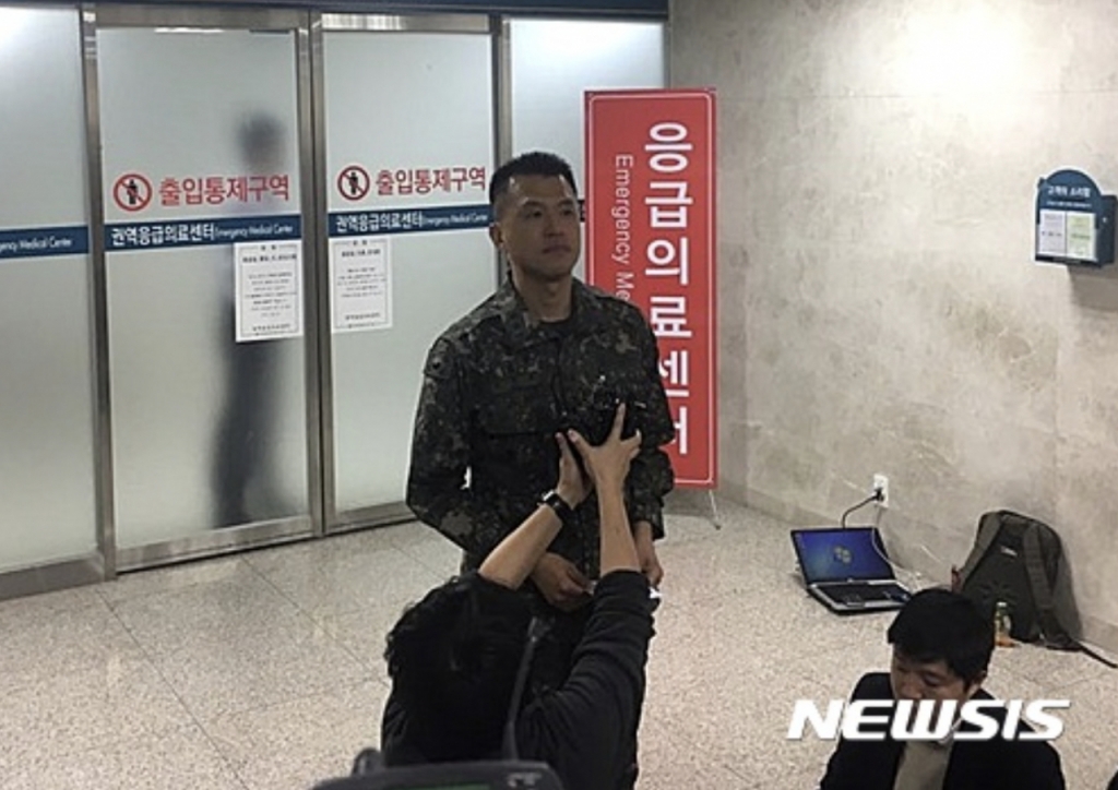 울산 군부대 폭발 사고. 육군 제7765부대 제2대대 주모 중령이 13일 부상병이 입원해 있는 울산대학교 병원에서 울산 군부대 폭발사고와 관련, 브리핑을 하고 있다. /사진=뉴시스