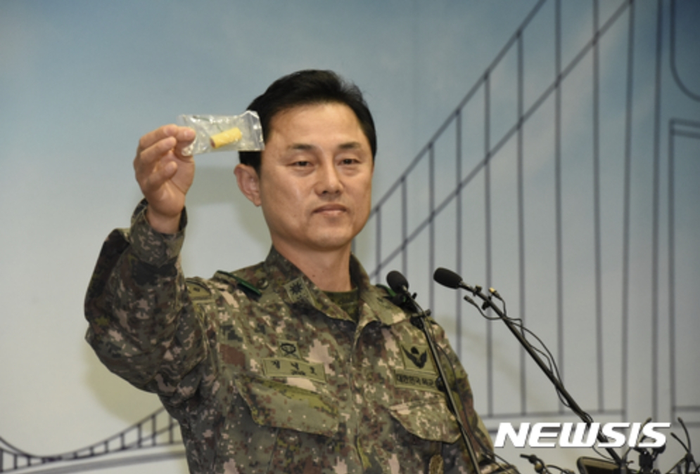 울산시청 프레스센터에서 53사단 헌병대장 정영호 중령이 사고당시 폭발한 폭음탄에 대해 설명을 하고 있다./사진=뉴시스