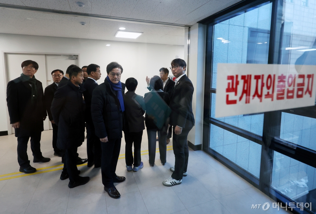 (과천=뉴스1) 황기선 기자 = 신정훈 국회 행정안전위원회 위원장 등 야당 행안위 의원들이 12일 오전 경기 과천시 중앙선거관리위원회에서 계엄군의 선관위 침탈 관련 조사를 위해 전산운영실로 이동하고 있다. 2024.12.12/뉴스1 Copyright © 뉴스1. All rights reserved. 무단 전재 및 재배포, AI학습 이용 금지. /사진=(과천=뉴스1) 황기선 기자