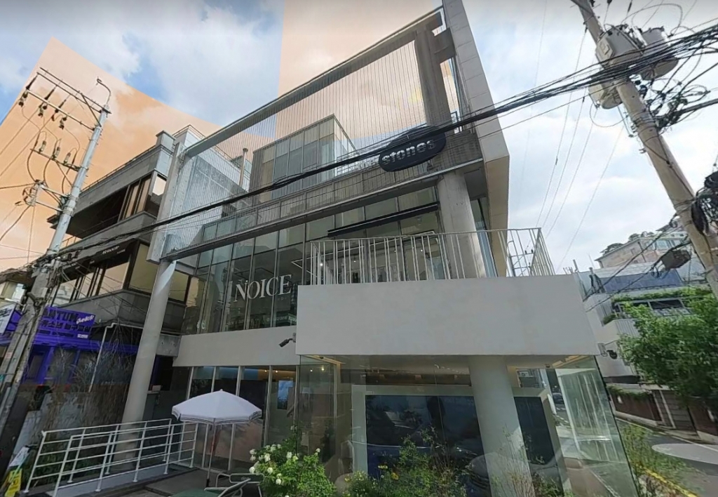 김은숙 작가와 윤하림 대표가 보유한 서울 강남구 신사동 건물. /사진=카카오맵 캡처