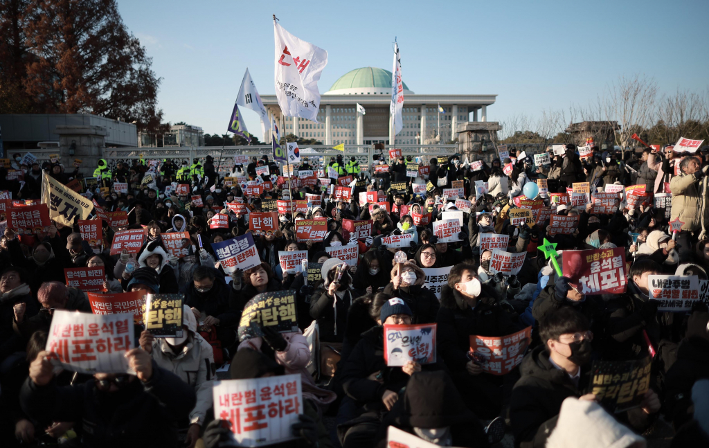 윤석열 대통령 탄핵소추안 재표결을 앞둔 14일 서울 영등포구 국회 앞에서 열린 '내란수괴 윤석열 즉각탄핵' 범국민 촛불대행진에서 시민들이 피켓을 들고 있다. /사진=뉴시스