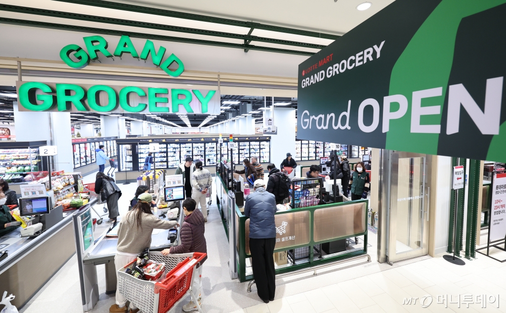 롯데마트가 2023년 12월 28일 롯데마트 은평점을 '그랑 그로서리(Grand Grocery)'로 리뉴얼해 새롭게 문을 열었다. 매장의 90%를 식료품으로 구성했다. /사진제공=뉴시스