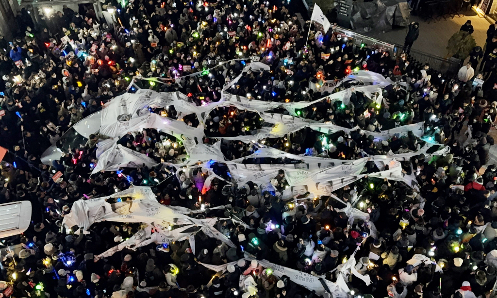 지난 12일 서울 여의도 국민의힘 중앙당사 앞에서 열린 윤석열 대통령 탄핵 촉구 촛불 집회에 참여한 시민들이 윤석열 대통령에 대한 탄핵소추안 표결에 불참한 여당 의원들의 얼굴이 담긴 현수막을 찢고 있다./사진=뉴스1