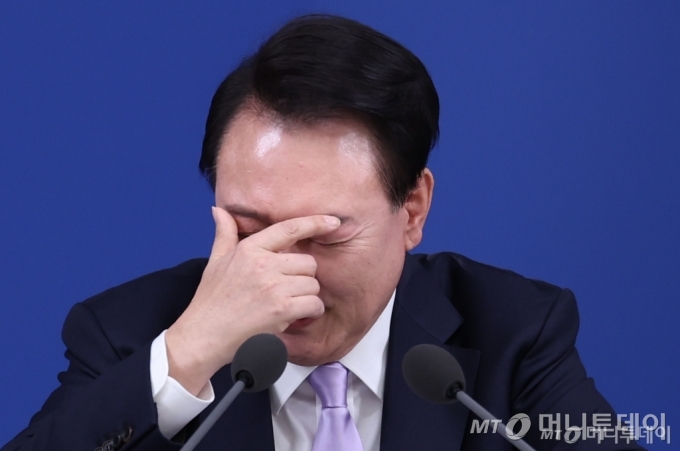 (서울=뉴스1) 박지혜 기자 = 윤석열 대통령이 7일 서울 용산 대통령실 청사 브리핑실에서 열린 대국민담화 및 기자회견에서 취재진의 질문을 듣고 있다. 2024.11.7/뉴스1  Copyright © 뉴스1. All rights reserved. 무단 전재 및 재배포,  AI학습 이용 금지. /사진=(서울=뉴스1) 박지혜 기자