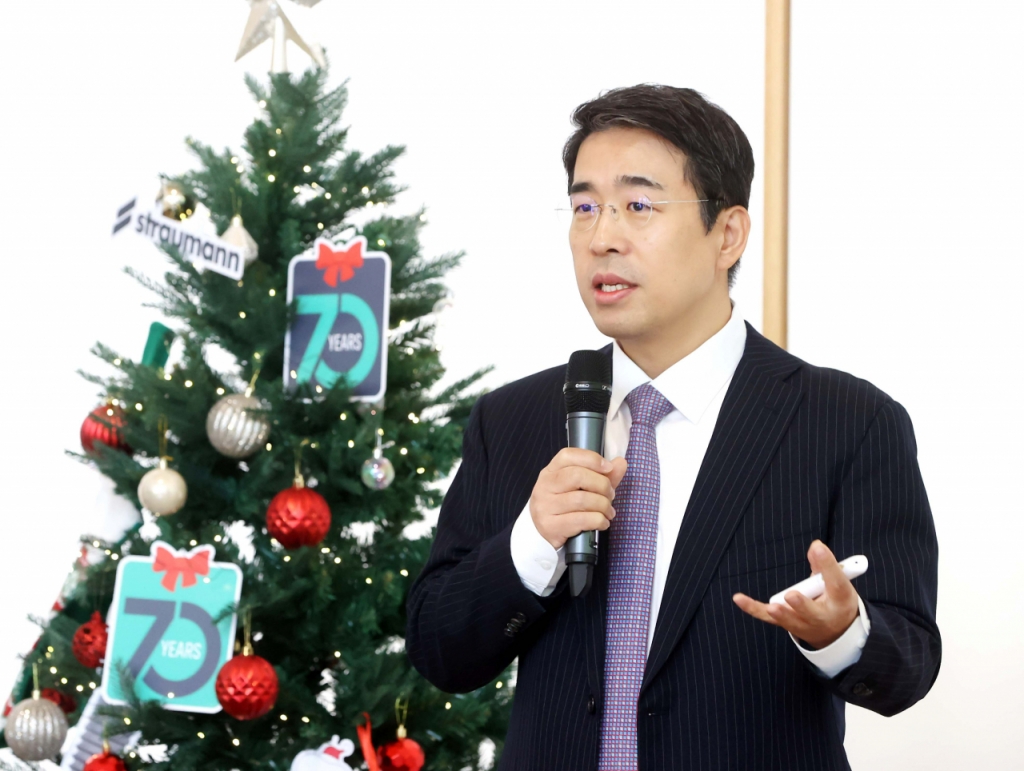 정의원 교수는 이날 기자들에게 한국이 임플란트 수술 건수 세계 최다국이 된 배경에 대해 설명했다. /사진=스트라우만 코리아