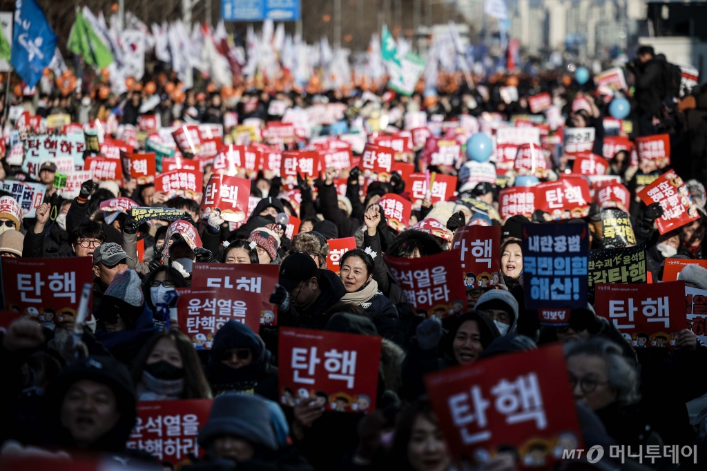 [서울=뉴시스] 정병혁 기자 = 14일 서울 영등포구 국회 앞에서 열린 '내란수괴 윤석열 즉각탄핵' 범국민 촛불대행진에 참가한 시민들이 피켓을 들고 있다. 2024.12.14. jhope@newsis.com /사진=정병혁