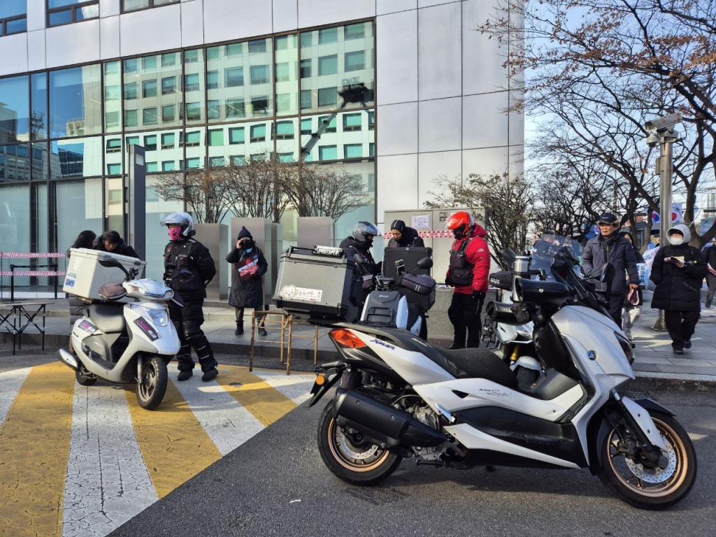 14일 오후 낮 12시쯤 서울 여의도 국회의사당 앞 의사당대로 일대 운임 지원에 나선 배달 라이더. /사진=박진호 기자
