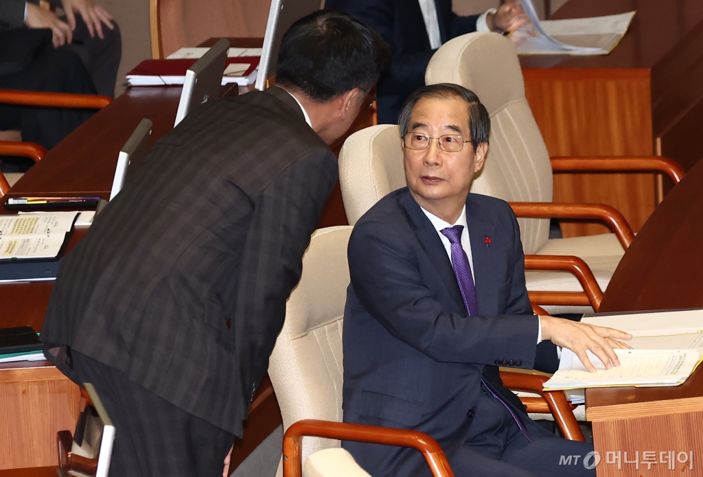 (서울=뉴스1) 김민지 기자 = 한덕수 국무총리와 최상목 경제부총리 겸 기획재정부 장관이 13일 오후 서울 여의도 국회에서 열린 제419회국회(임시회) 제3차 본회의에서 대화하고 있다. 2024.12.13/뉴스1  Copyright © 뉴스1. All rights reserved. 무단 전재 및 재배포,  AI학습 이용 금지. /사진=(서울=뉴스1) 김민지 기자
