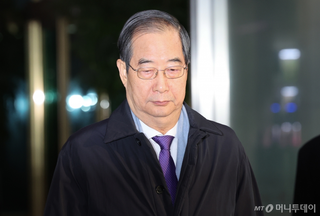 (서울=뉴스1) 허경 기자 = 한덕수 국무총리가 13일 서울 종로구 정부서울청사로 출근하고 있다. 2024.12.13/뉴스1  Copyright © 뉴스1. All rights reserved. 무단 전재 및 재배포,  AI학습 이용 금지. /사진=(서울=뉴스1) 허경 기자