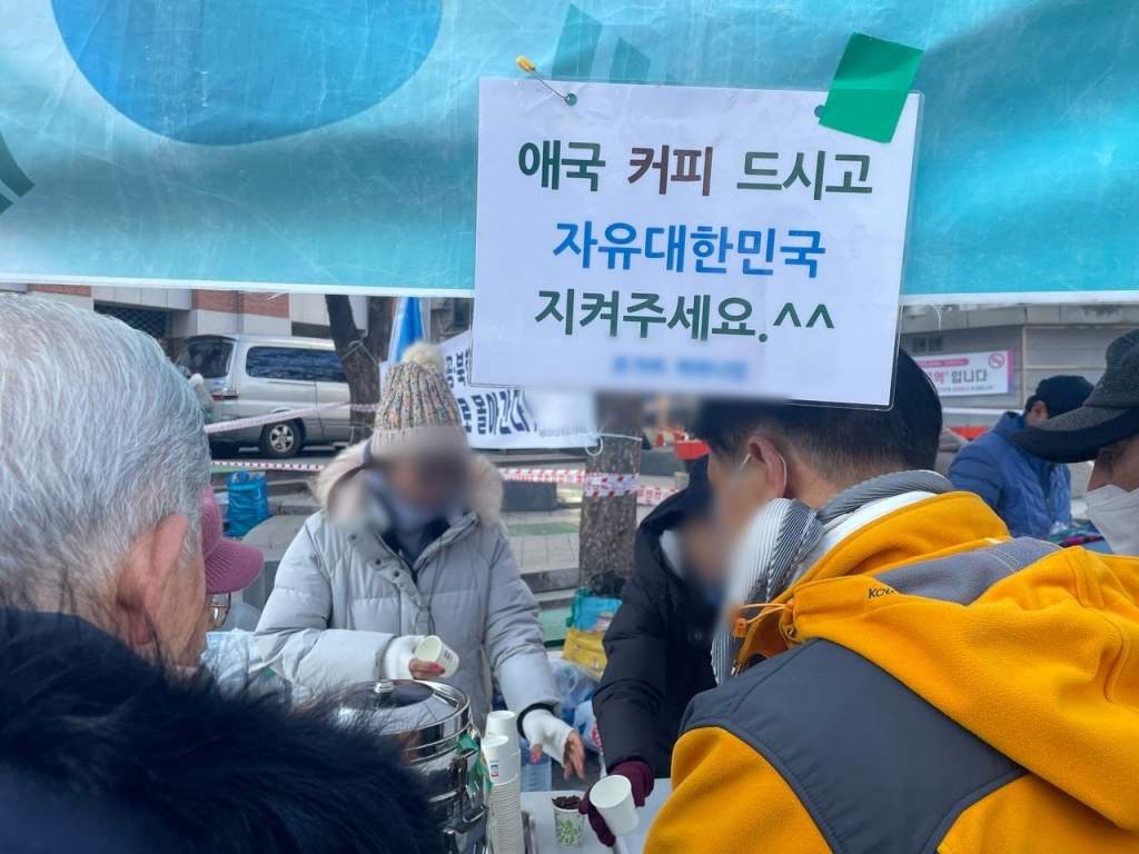 14일 오후 12시쯤 서울 종로구 광화문 일대에 무료 나눔 커피가 진행되고 있다. /사진=이현수 기자