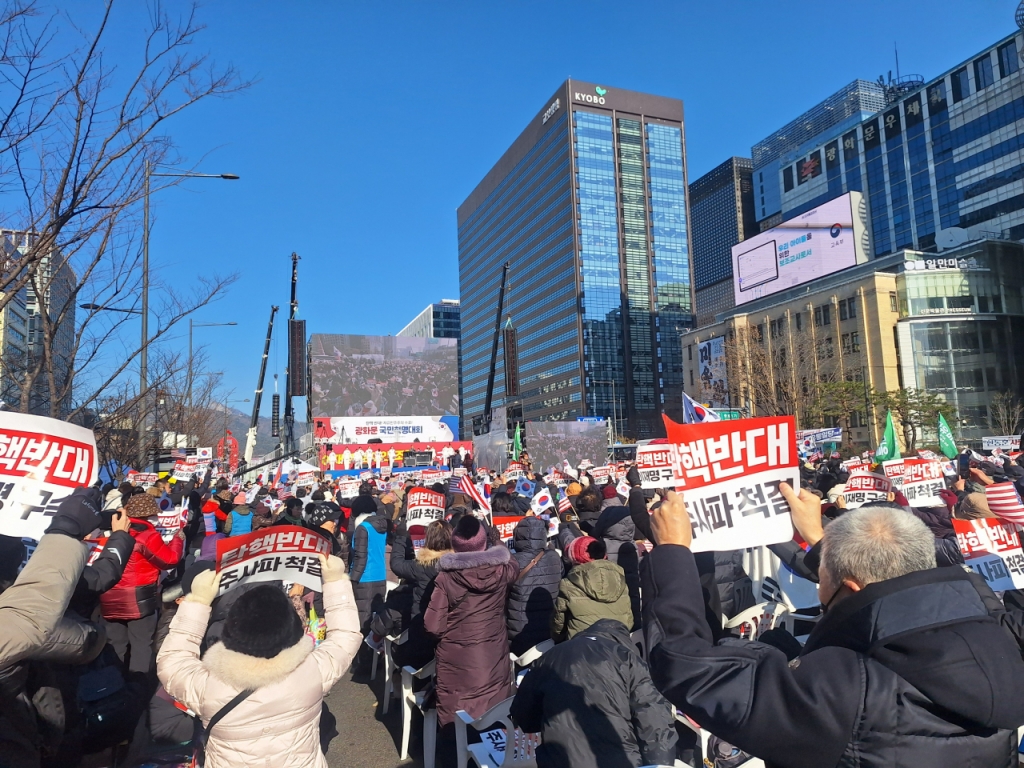 14일 오후 1시쯤 서울 종로구 광화문 일대에 수많은 시민들이 몰려든 모습./ 사진=김지은 기자
