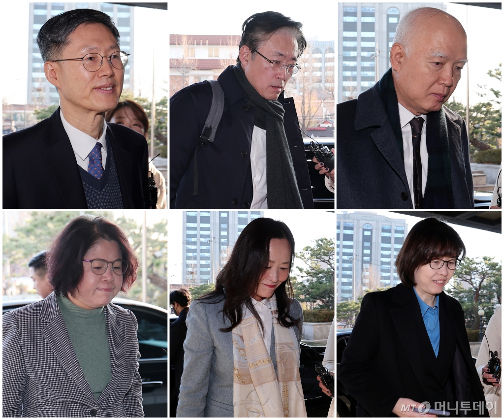 (서울=뉴스1) 김성진 기자 = 문형배 헌법재판소장 권한대행(왼쪽 위부터 시계방향으로), 김형두 헌법재판관, 정형식 헌법재판관, 이미선 헌법재판관, 정정미 헌법재판관, 김복형 헌법재판관이 5일 서울 종로구 헌법재판소로 출근하고 있다./사진=뉴스1