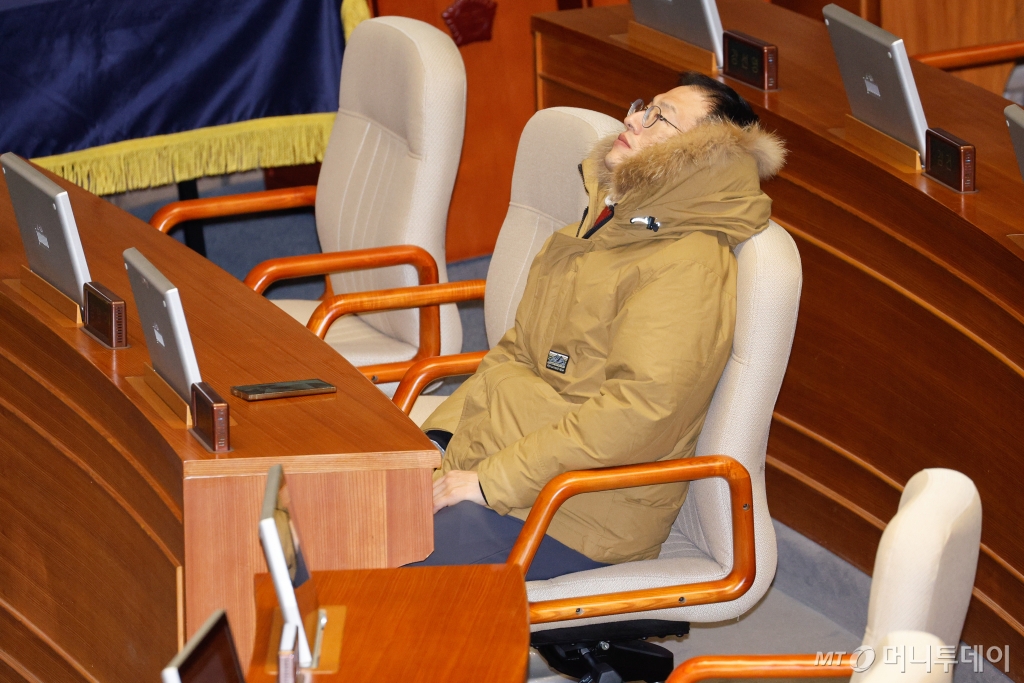 (서울=뉴스1) 안은나 기자 = 김상욱 국민의힘 의원이 14일 오후 서울 여의도 국회 본회의장에서 윤석열 대통령 탄핵소추안이 가결된 뒤 생각에 잠겨 있다. 2024.12.14/뉴스1 Copyright © 뉴스1. All rights reserved. 무단 전재 및 재배포, AI학습 이용 금지. /사진=(서울=뉴스1) 안은나 기자