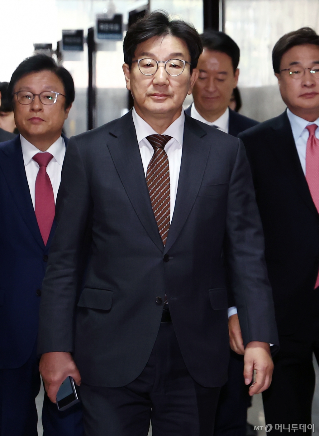 (서울=뉴스1) 김민지 기자 = 권성동 국민의힘 원내대표가 14일 오전 서울 여의도 국회에서 열린 의원총회에 참석하기 위해 이동하고 있다. 2024.12.14/뉴스1  Copyright © 뉴스1. All rights reserved. 무단 전재 및 재배포,  AI학습 이용 금지. /사진=(서울=뉴스1) 김민지 기자