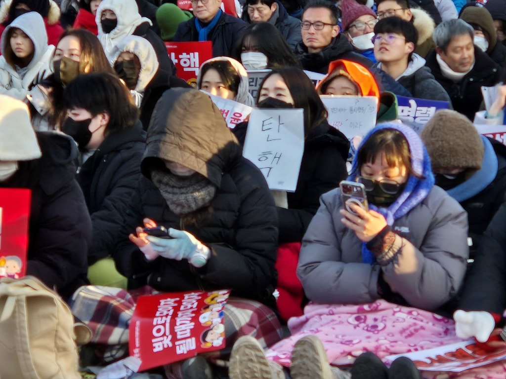 14일 오후 4시10분 대형 스크린이 멀리 있어 유튜브 생중계로 실시간 국회 상황을 보고 있는 시민들 모습. /사진=박진호 기자