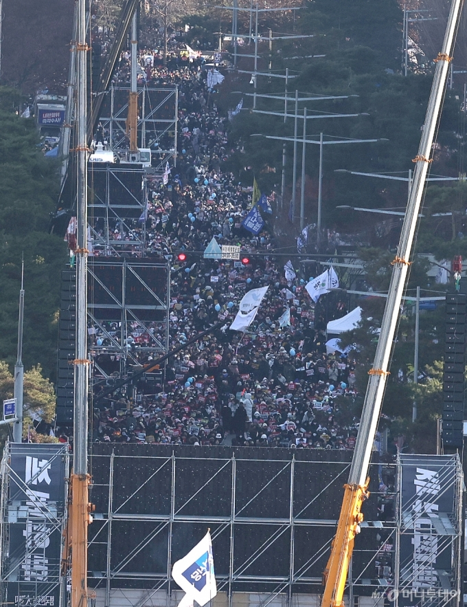 윤석열 대통령에 대한 탄핵소추안 표결을 앞둔 14일 오후 서울 여의도 국회의사당 앞에서 시민들이 대통령 탄핵을 촉구하고 있다. /사진=뉴스1 