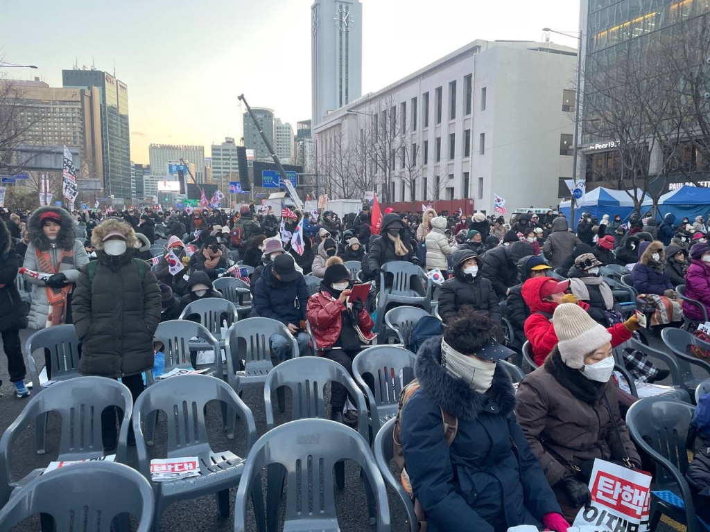 14일 오후 5시쯤 서울 종로구 광화문 일대 시민들이 탄핵소추안 가결 결과가 나오자 아쉬운 표정으로 귀가하고 있다. /사진=이현수 기자
