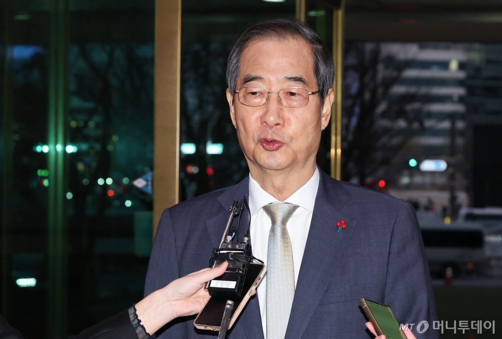 (서울=뉴스1) 허경 기자 = 한덕수 대통령 권한대행이 윤석열 대통령에 대한 국회 탄핵소추안이 가결된 14일 서울 종로구 정부서울청사로 들어서며 취재진읠 질의에 답하고 있다. 2024.12.14/뉴스1 Copyright © 뉴스1. All rights reserved. 무단 전재 및 재배포, AI학습 이용 금지. /사진=(서울=뉴스1) 허경 기자