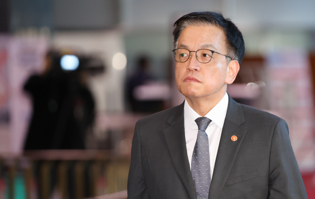 최상목 부총리 겸 기획재정부 장관이 윤석열 대통령에 대한 국회 탄핵소추안 표결일인 14일 서울 종로구 정부서울청사로 들어서고 있다./사진제공=뉴스1