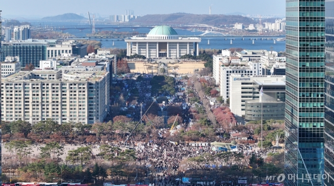 윤석열 대통령 탄핵소추안 국회 재표결을 앞둔 14일 서울 여의도 국회의사당 앞에서 열린 탄핵소추안 가결 촉구 촛불집회에 참가하는 시민들이 집회 장소에 집결하고 있다. /사진=뉴시스