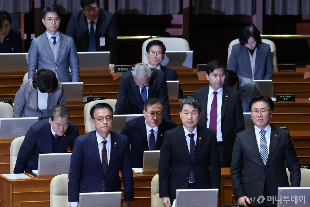 11일 오후 서울 여의도 국회에서 열린 제419회국회(임시회) 제1차 본회의 윤석열 대통령 위헌적 비상계엄 선포 내란행위 관련 긴급현안질문에서 국무위원들이 비상계엄사태 관련해 대국민 사과할때 김문수 고용노동부 장관은 자리에 앉아있다. 2024.12.11./사진=뉴시스