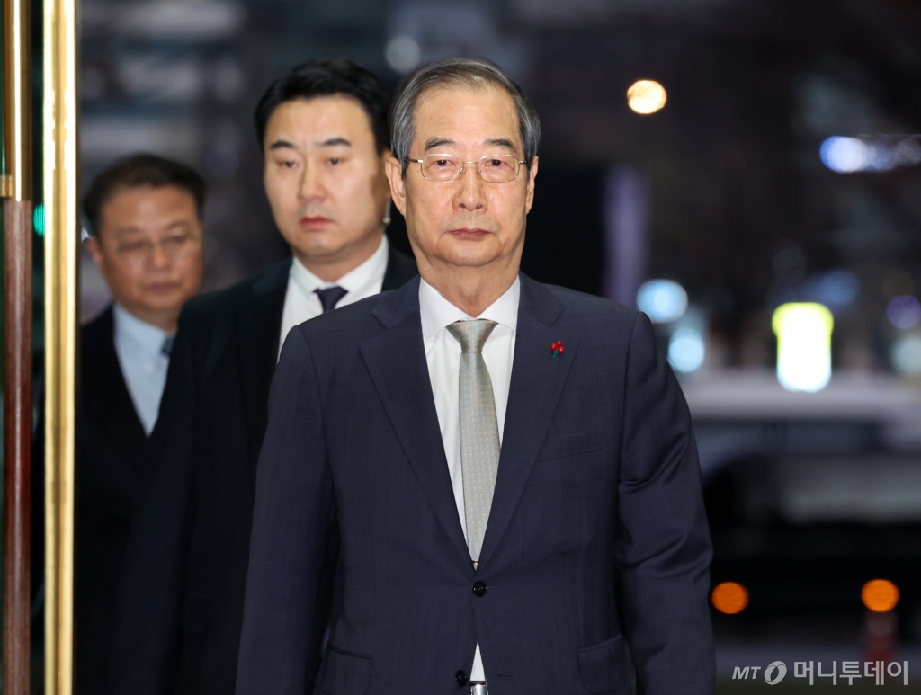 [서울=뉴시스] 배훈식 기자 = 한덕수 대통령 권한대행이 14일 오후 서울 종로구 정부서울청사에 들어서고 있다. 2024.12.14. dahora83@newsis.com /사진=배훈식