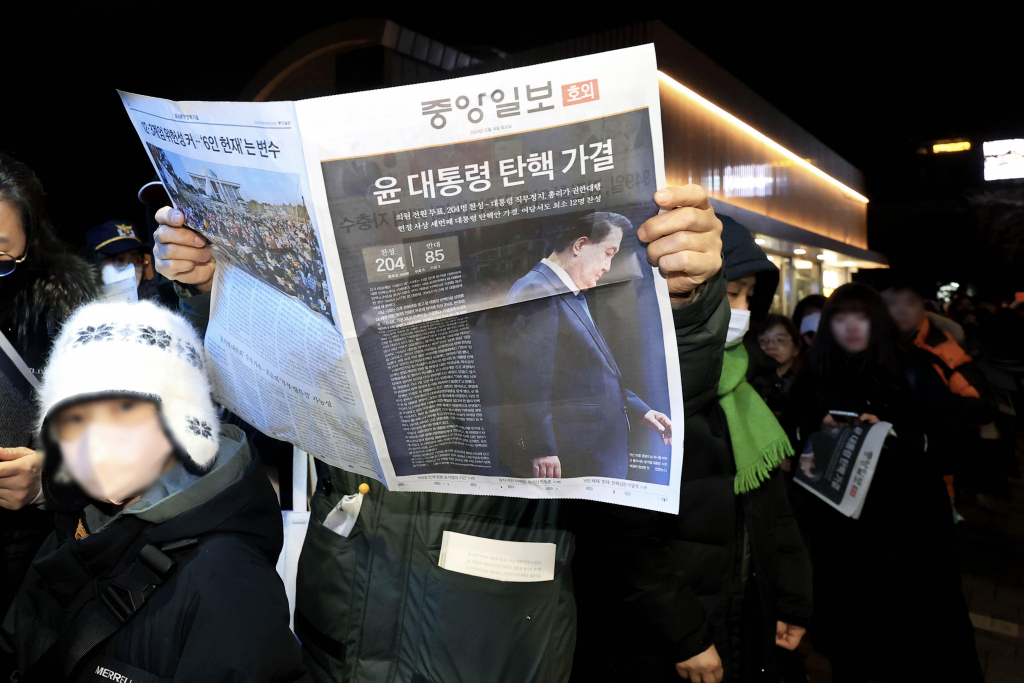 윤석열 대통령 탄핵안이 국회에서 가결된 14일 서울 여의도 일대에서 중앙일보 호외가 배포되고 있다. /사진=뉴시스(중앙일보 제공) 