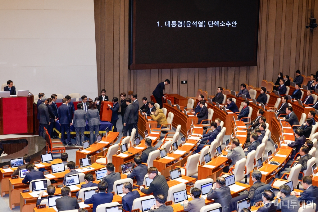 (서울=뉴스1) 안은나 기자 = 14일 오후 서울 여의도 국회에서 열린 제419회국회(임시회) 제4차 본회의에서 감표 위원들이 윤석열 대통령 탄핵소추안 투표함을 열고 있다. 12·3 비상계엄 사태 열하루 만인 이날 윤 대통령 탄핵소추안은 재석 300명 중 찬성 204명, 반대 85명, 기권 3명, 무효 8명으로 통과됐다. 2024.12.14/뉴스1  Copyright © 뉴스1. All rights reserved. 무단 전재 및 재배포,  AI학습 이용 금지. /사진=(서울=뉴스1) 안은나 기자