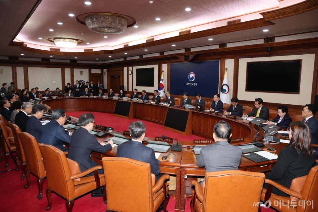 (서울=뉴스1) 허경 기자 = 한덕수 대통령 권한대행이 14일 서울 종로구 정부서울청사에서 열린 임시 국무회의에서 모두발언을 하고 있다.   탄핵안 가결로 윤석열 대통령의 직무는 정지되고, 헌법에 따라 한덕수 국무총리가 대통령 권한대행을 맡는다. 2024.12.14/뉴스1  Copyright © 뉴스1. All rights reserved. 무단 전재 및 재배포,  AI학습 이용 금지. /사진=(서울=뉴스1) 허경 기자