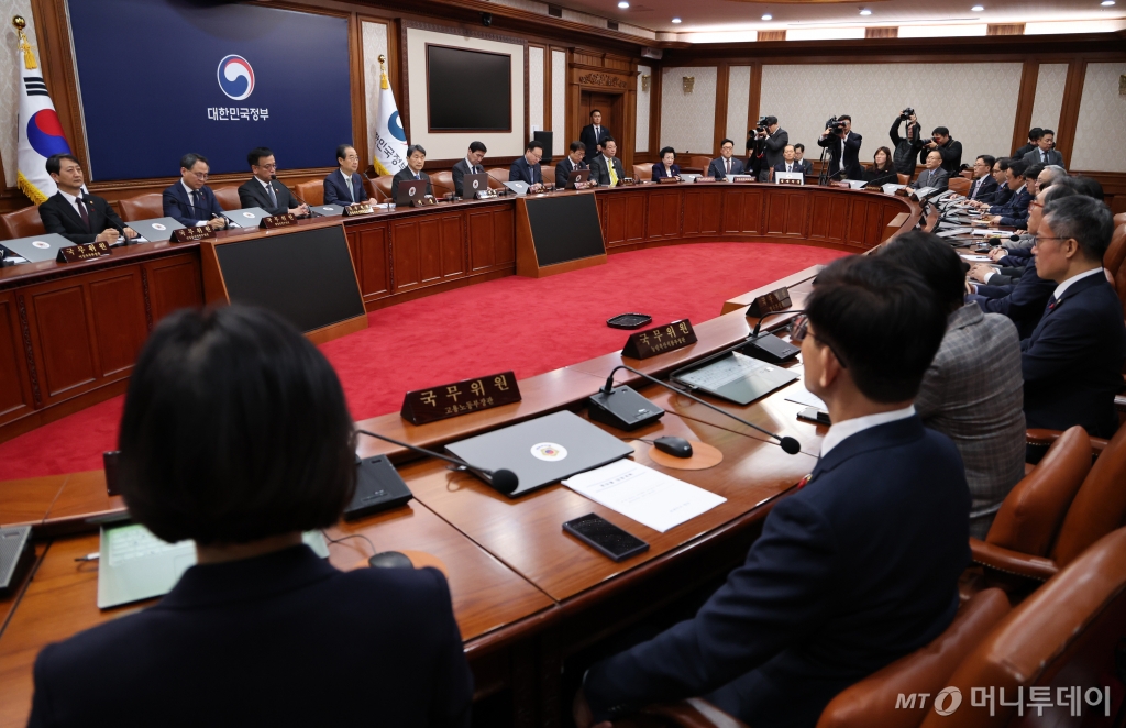[서울=뉴시스] 배훈식 기자 = 한덕수 대통령 권한대행 겸 국무총리가 14일 오후 서울 종로구 정부서울청사에서 국무회의를 하고 있다. 2024.12.14. dahora83@newsis.com /사진=배훈식