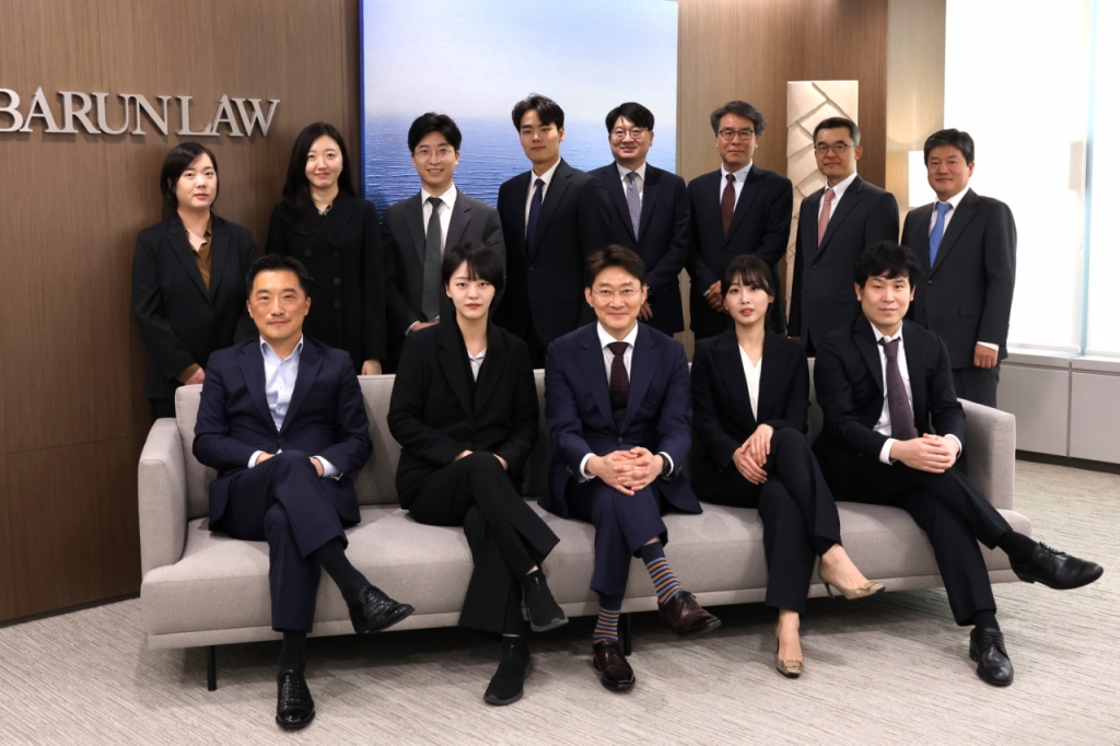 앞줄 왼쪽부터 안성일 외국변호사, 변지영 변호사, 최동두 고현주 외국변호사, 정혁준 변호사. 뒷줄 왼쪽부터 백지원 장은진 김세영 이영직 변상엽 장주형 임훈택 변호사, 김중부 외국변호사. /사진제공=법무법인 바른