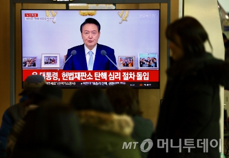 윤석열 대통령 탄핵안 가결 하루 뒤인 15일 오전 서울 용산구 서울역 대합실에서 시민들이 관련 뉴스를 시청하고 있다./사진=[서울=뉴시스] 김명년 기자