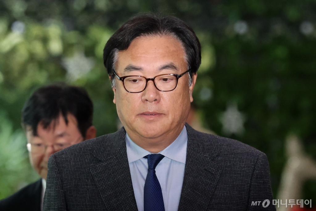 (서울=뉴스1) 황기선 기자 = 정진석 대통령실 비서실장이 15일 오전 서울 종로구 정부서울청사에서 한덕수 대통령 권한대행 겸 국무총리를 만나 업무조정 협의 후 청사를 나서고 있다. 2024.12.15/뉴스1 Copyright © 뉴스1. All rights reserved. 무단 전재 및 재배포, AI학습 이용 금지. /사진=(서울=뉴스1) 황기선 기자