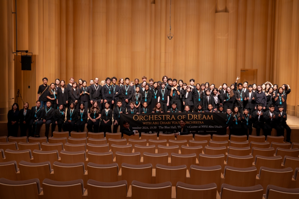 문화체육관광부와 한국문화예술교육진흥원이 함꼐 하는 서울 중구 '꿈의 오케스트라'가 11월 27일(현지시간) 뉴욕대 아부다비 블루홀에서 아부다비 청소년 오케스트라와의 첫 합동공연(Orchestra of Dream with Abu Dhabi Youth Orchestra)을 선보인 뒤 기념촬영을 하고 있다/사진=한국국제문화교류진흥원