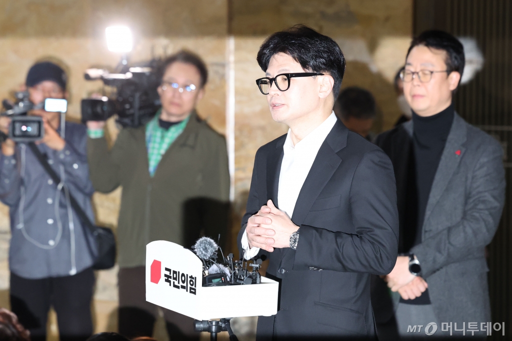 윤석열 대통령 탄핵안이 가결된 14일 오후 서울 여의도 국회 로텐더홀에서 한동훈 국민의힘 대표가 의원총회를 마치고 발언하고 있다.  2024.12.14. /사진=뉴시스 /사진=권창회