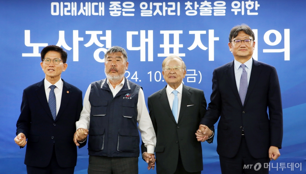 김문수 고용노동부 장관(왼쪽부터), 김동명 한국노총 위원장, 손경식 한국경영자총협회(경총) 회장, 권기섭 경사노위 위원장이 4일 서울 종로구 새문안로 경제사회노동위원회에서 열린 노사정 4인 대표자 회의에 참석, 기념촬영을 갖고 있다.  이번 노사정 4인 대표자 회의는 사회적 대화의 본격적인 재개를 앞두고 지난해 12월 14일 열린 비공개 회의 이후 약 10개월 만에 개최된 자리로 참석자들은 청년 등 계층별 위원회 구성에 대한 의견을 교환하고 앞으로 노사정 대표자 회의를 격월제로 정례화하기로 합의했다. /사진=임한별(머니S)