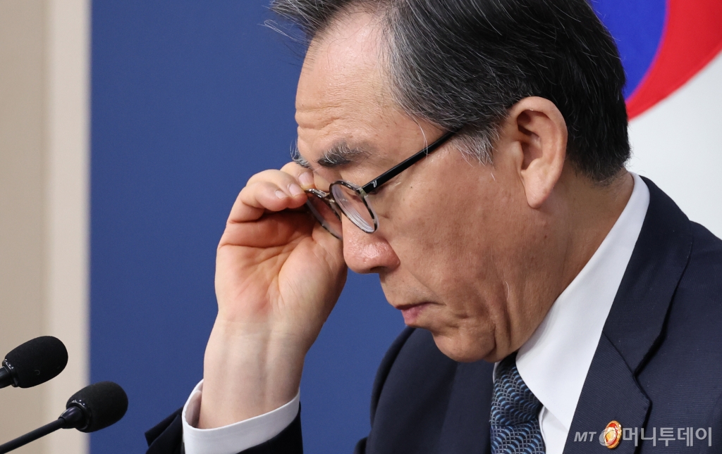 조태열 외교부 장관이 15일 오전 서울 종로구 정부서울청사 별관에서 열린 한덕수 대통령 권한대행 체제하에서의 외교업무 추진방향 등에 대한 기자간담회에서 안경을 고쳐쓰고 있다. / 사진=뉴시스