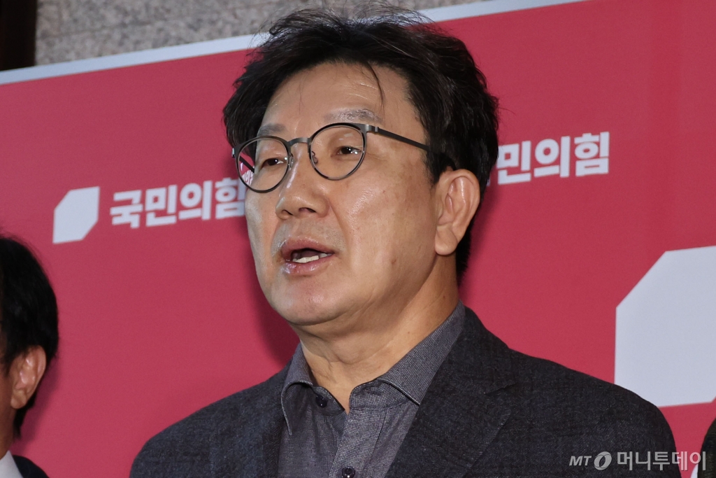 [서울=뉴시스] 권창회 기자 = 권성동 국민의힘 원내대표가 15일 오후 서울 여의도 국회에서 브리핑을 하고 있다. 2024.12.15. kch0523@newsis.com /사진=권창회