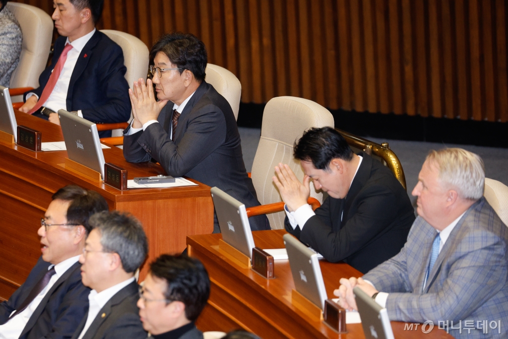 권성동 국민의힘 원내대표, 장동혁 최고위원이 14일 오후 서울 여의도 국회에서 열린 제419회국회(임시회) 제4차 본회의에서 윤석열 대통령 탄핵소추안 표결 결과를 기다리며 두손을 모으고 있다. 2024.12.14/사진=뉴스1 /사진=(서울=뉴스1) 안은나 기자