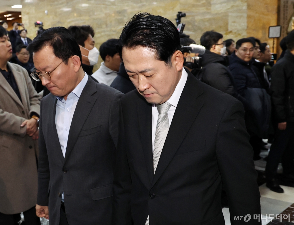 국민의힘 장동혁(오른쪽), 김형동 의원이 윤석열 대통령에 대한 두 번째 탄핵소추안 국회 표결일인 14일 오후 서울 여의도 국회 본회의장에 입장하고 있다. 2024.12.14/사진=뉴스1 /사진=(서울=뉴스1) 구윤성 기자