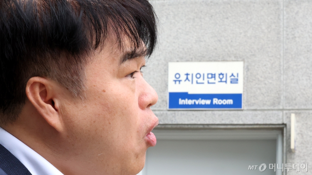 임현택 전 대한의사협회 회장이 21일 오후 서울 성북구 성북경찰서에서 '의료계 블랙리스트' 작성 혐의로 구속된 전공의 면회를 마친 후 입장을 밝히고 있다./사진=[서울=뉴시스] 추상철 기자