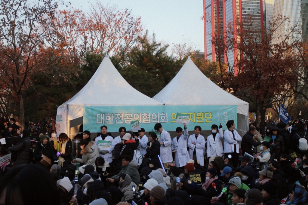 대한전공의협의회 의료지원단은 지난 14일 서울 여의도공원에 부스를 차리고, 응급 진료에 대비하면서 시민 100여 명의 경증 치료에 주력했다. /사진=대한전공의협의회